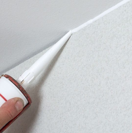 Lämpöeristelevy: Sulje katon-, lattian- ja seinäpintojen rajat akryylisaumallaa