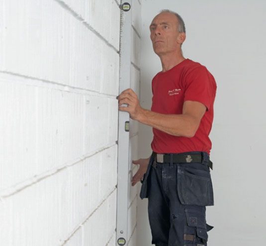 Isolering med varmvægsplader: Gå væggen efter med et vaterpas