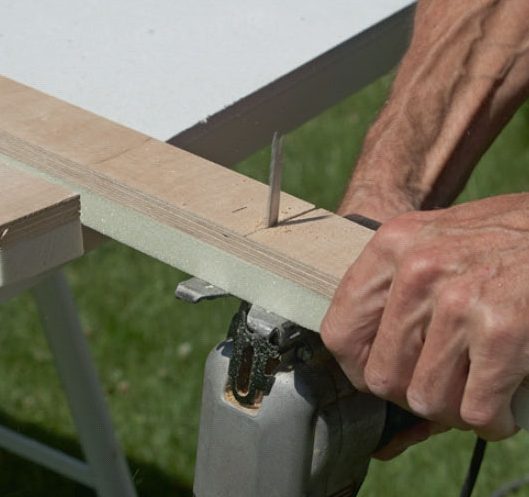 Isolering med varmvægsplader: Stolperne skæres til med en stiksav