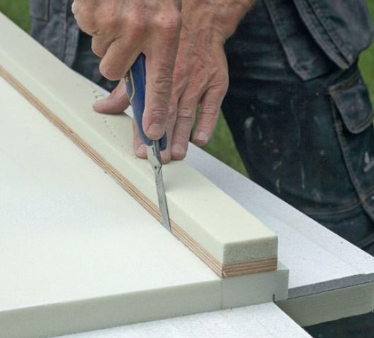 Varmvægsplader: Isoleringen bag på pladen skæres til