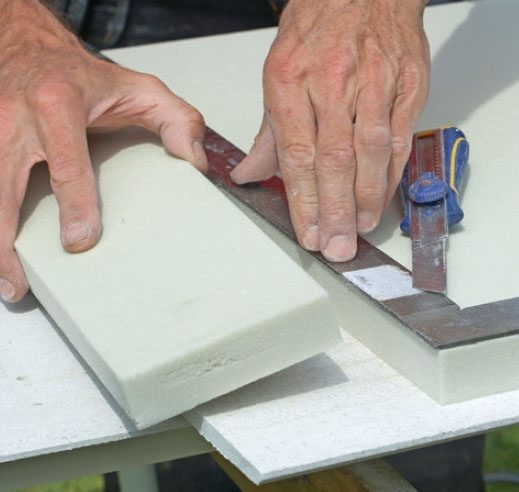 Varmvægsplader: Isoleringsskummet skæres til