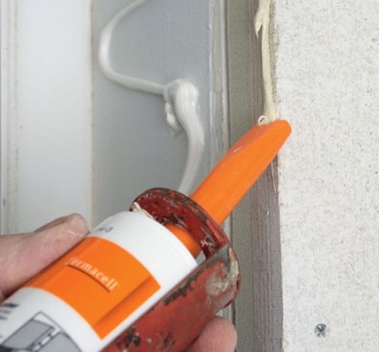 Varmvægsplader: Lysningen lukkes ved at lime gipspladen fast