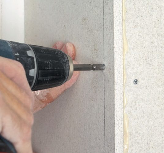 Varmvægsplader: Pladen til lysningen trykkes på plads