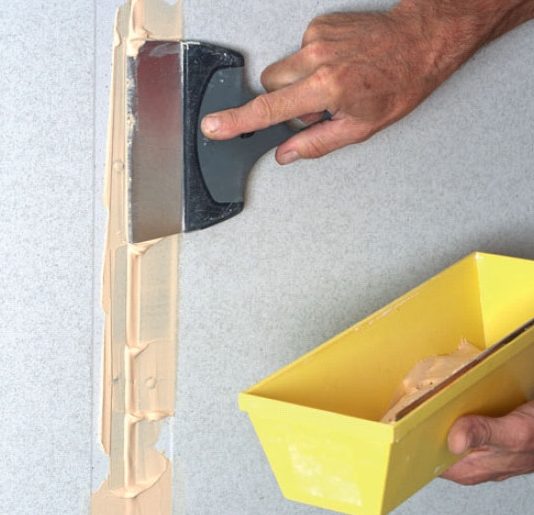 Isolering med varmvægsplader: Pres et lag spartelmasse godt ind