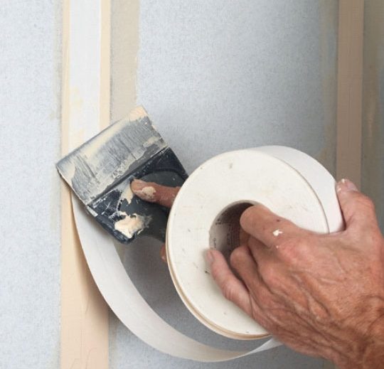 Isolering med varmvægsplader: Gør armeringsstrimlen fast i spartelmassen