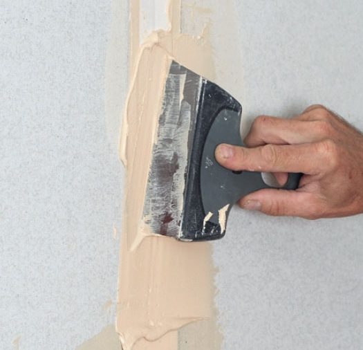 Varmvægsplader: Næste lag spartelmasse fyldes på