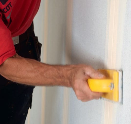 Isolering med varmvægsplader: Samlingerne slibes ned i plan med pladerne