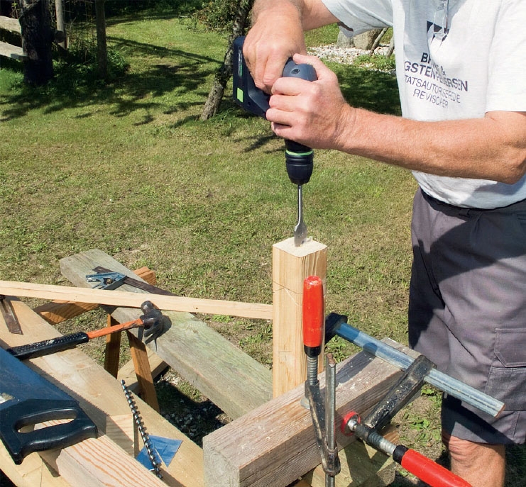 Fågelbord på stolpe