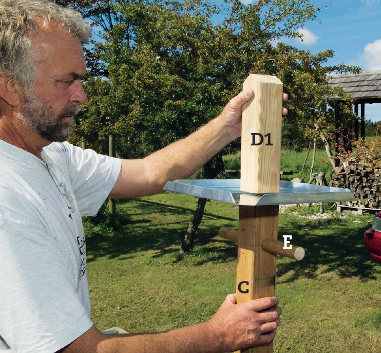 Fågelbord på stolpe