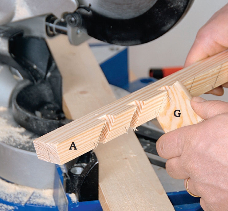 Kontroller spor i hjørnelister til varmepumpeskjuler med en træliste