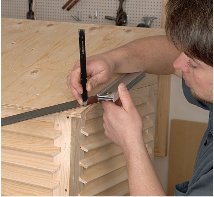 Skarpe hjørner på taget af varmepumpeskjuler saves eventuelt af