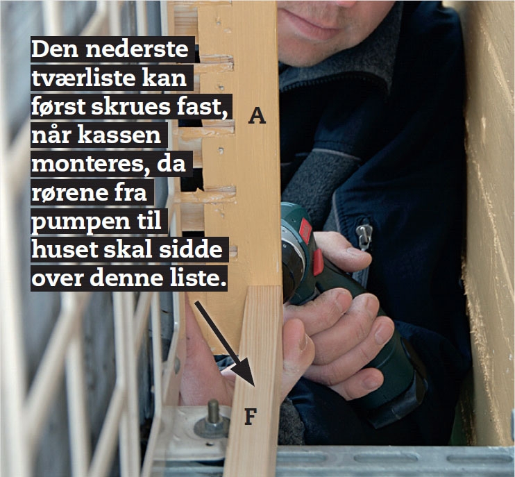 Nederste tværliste på varmepumpeskjuler hviler på to stålkonsoller