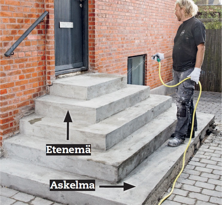 Ulkoportaiden laatoitus: Kostuta betonipinta vedellä