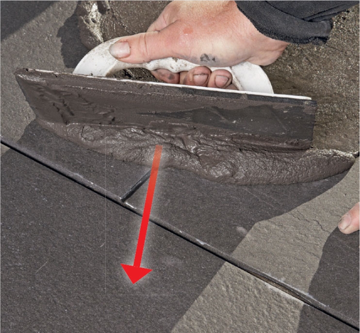 Ulkoportaiden laatoitus: Sekoita saumalaasti ja levitä se askelmalle