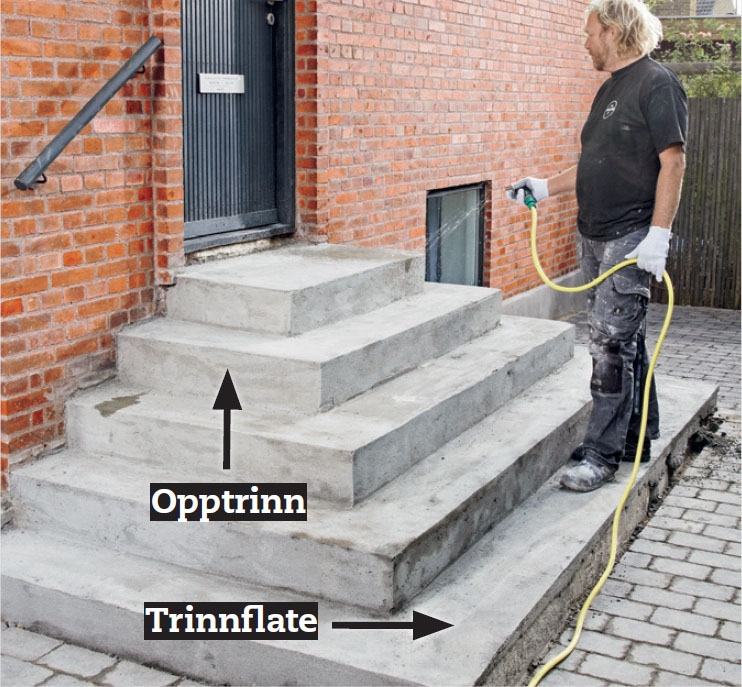Fliser inngangsparti ute: Fukt betongflatene med vann