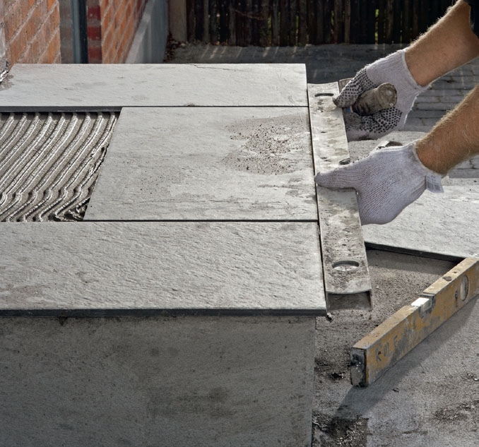 Fliser inngangsparti ute: Legg resten av flisene på trinnet