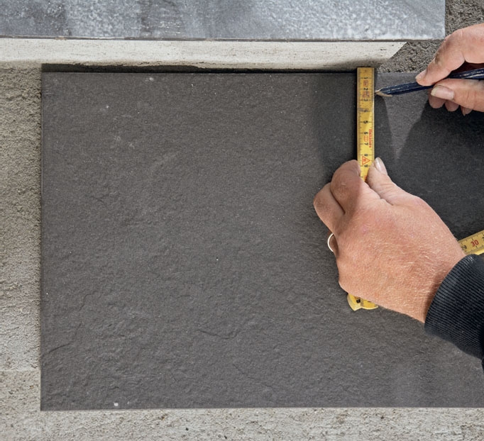 Fliser inngangsparti ute: Tegn målet på den delen av flisa som skal plasseres inn mot trappen