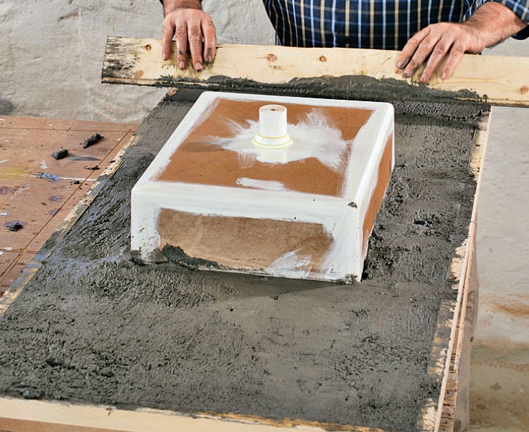 Betongen fördelas jämnt i hela formen: Formen fylls helt