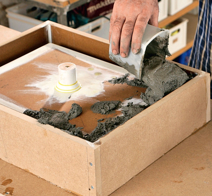 Gjuta handfat i betong: Betongen hälls nu ner mellan de två formarna