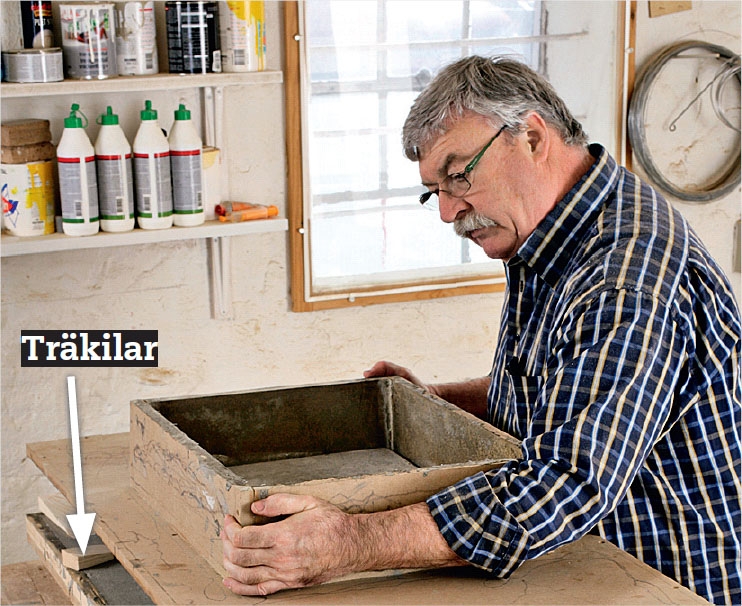 Formen tas bort: När betongen har härdat, tas den övre formen bort.