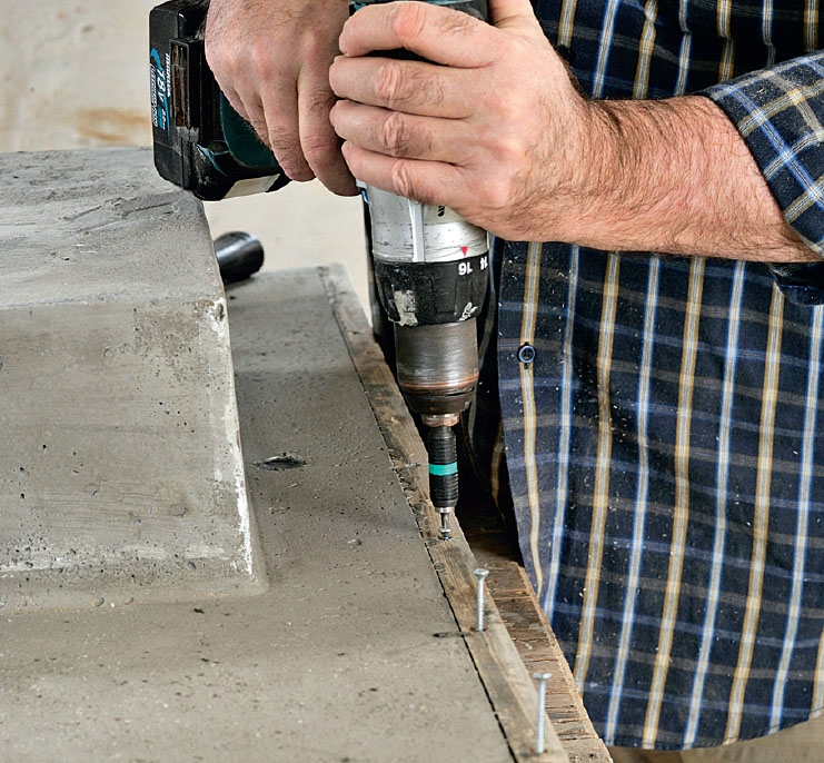 Formen tas bort: När betongen har härdat, tas den övre formen bort.