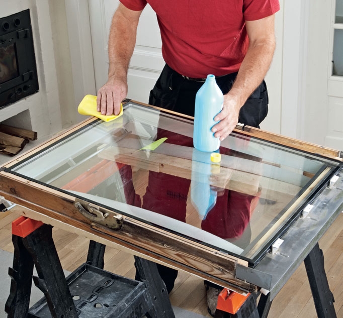 Tvätta rent längs kanterna på rutan med sprit