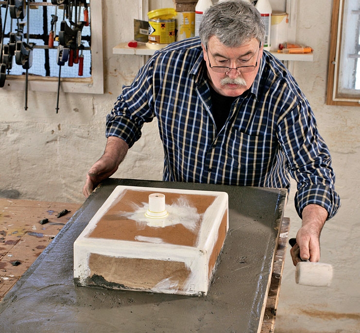 Udendørs håndvask: Små slag med en gummi hammer på formens kant