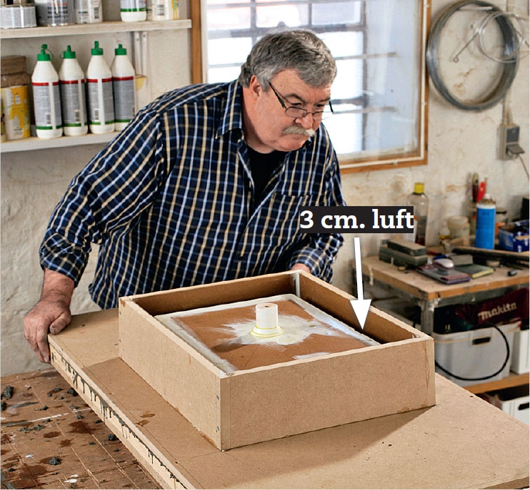 Støbt bordplade med håndvask: Den øverste del af støbeformen lægges præcist