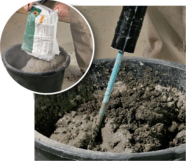 Støpe benkeplate: Støpemassen røres opp i tre omganger