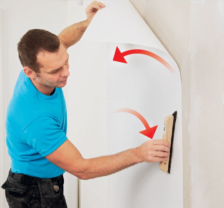 Hvordan blænder man en dør: Glat glasvævet ud med en tapetserkost.