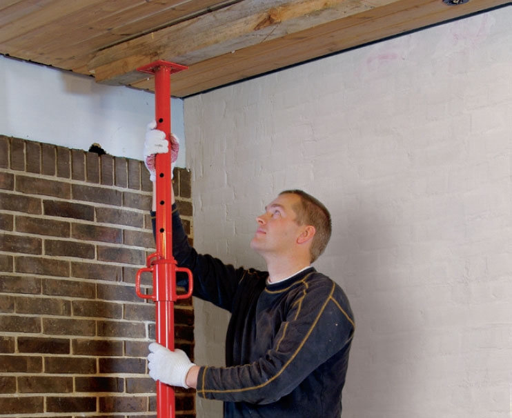 Pystytukien asettaminen kantavan seinän purkamisessa