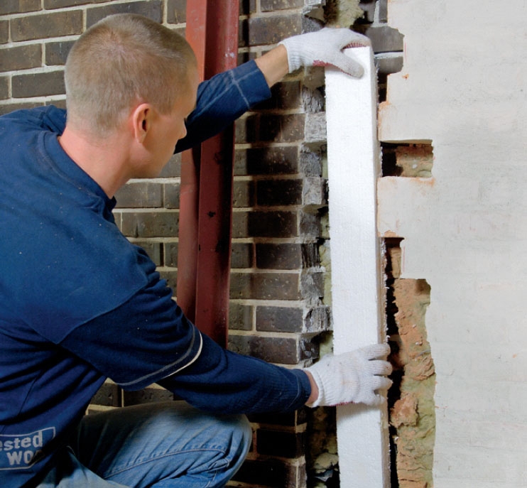 Kantavan väliseinän ulkoseinään vasten asetetaan eristeet