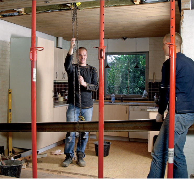 Uuden rautapalkin nosto vanhan kantavan väliseinän kohdalle