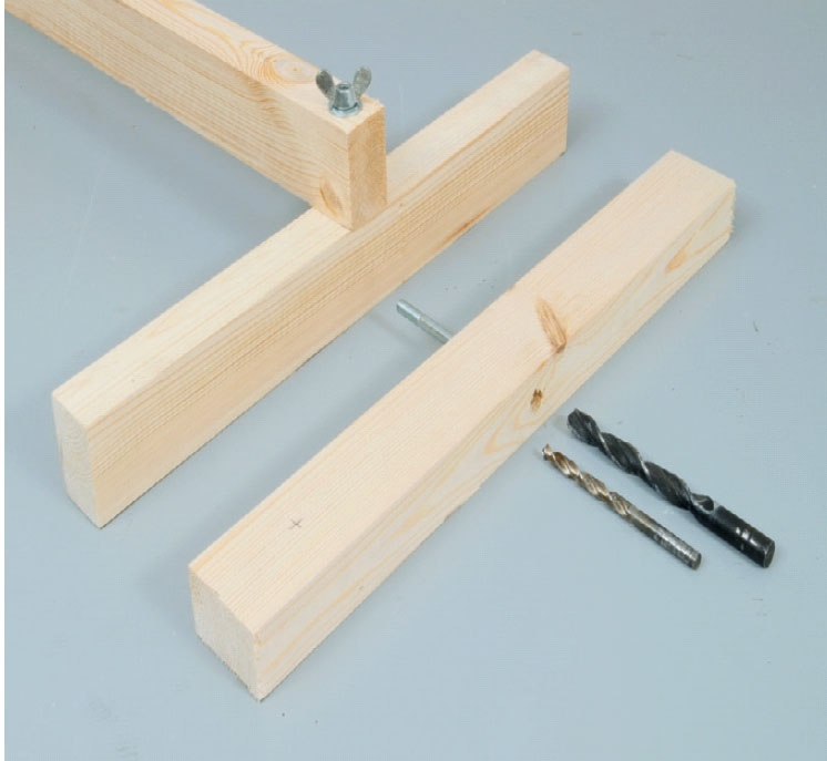 Gipsheis: Bor 8,5 mm hull 2 cm fra enden på lekten, og midt i de 50 cm lange holderne.