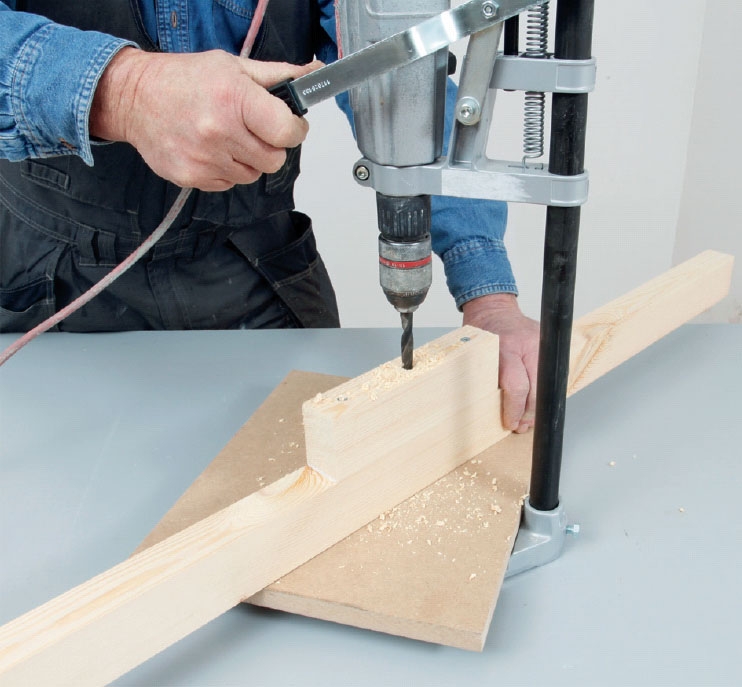 Skivlyft Gipslyft: Med en 10,5 mm borr borrar du nu ett 10 cm djupt hål mitt på 20 cm-biten och ner i den långa 120 cm-biten.