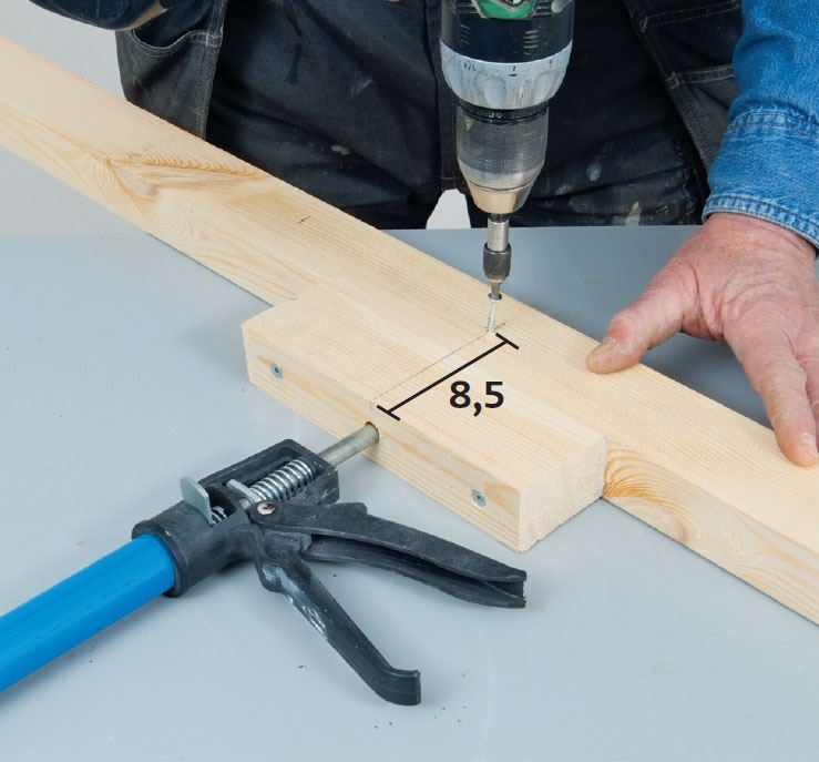 Skivlyft Gipslyft: Stången i takstöttan sticks in i hålet med den platta änden vänd uppåt.