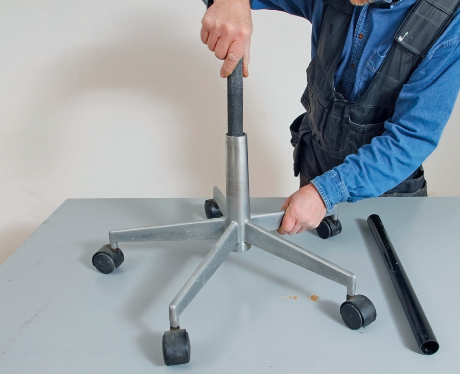 Gipshejs: Understellets hul er lidt for snævert til støvsugerrøret, så understellets rør skal slibes eller files.