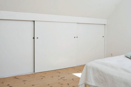 Tee itse liukuovi kaappiin vinoon kattoon