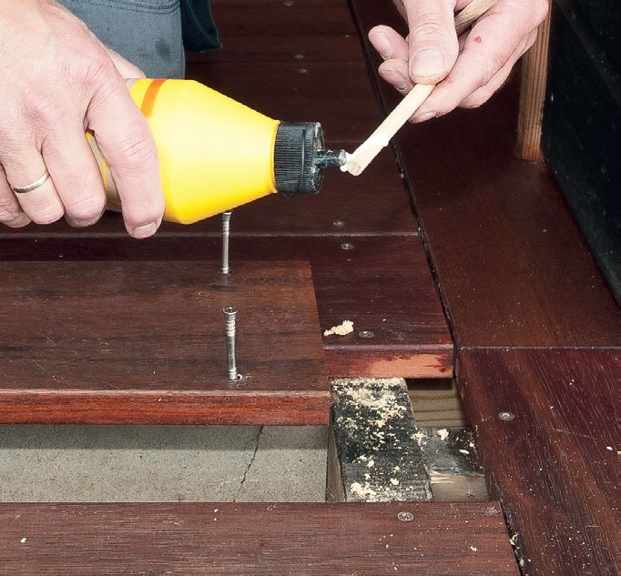 Smør lim på to dyvler og ned i hullern