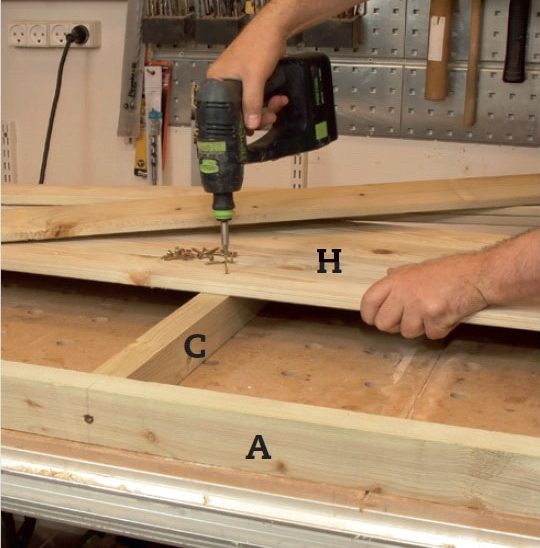 Eristetty koirankoppi: Kiinnitä lattialaudat kehikkoon