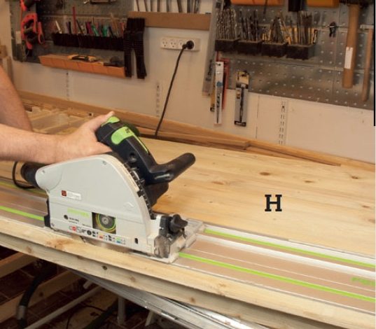 Eristetty koirankoppi: Sahaa kehikon yli työntyvä uloin lauta niin