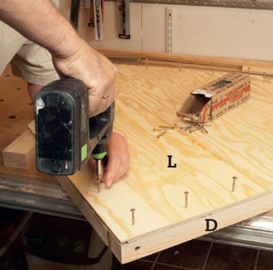 Eristetty koirankoppi: Kiinnitä levyt päätykehikoihin