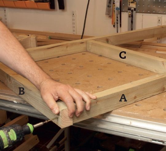 Isoleret hundehus: Saml bundrammen