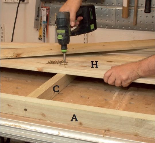 Isoleret hundehus: Skru gulvbrædderne fast til rammen