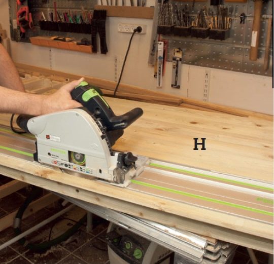 Isoleret hundehus: Sav det overskydende træ af det sidste bræt