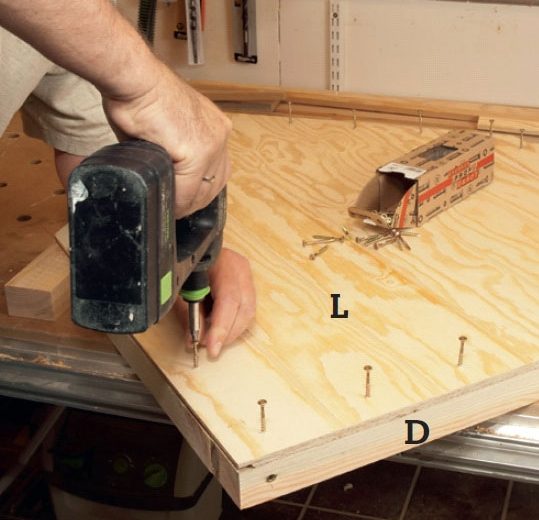 Isoleret hundehus: Sæt pladerne og fast på gavlrammerne