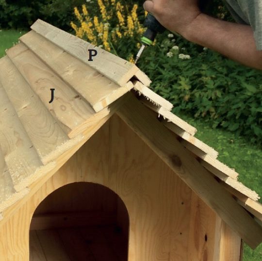 Isoleret hundehus: Skru tagryggen fast, når alle brædder er lagt