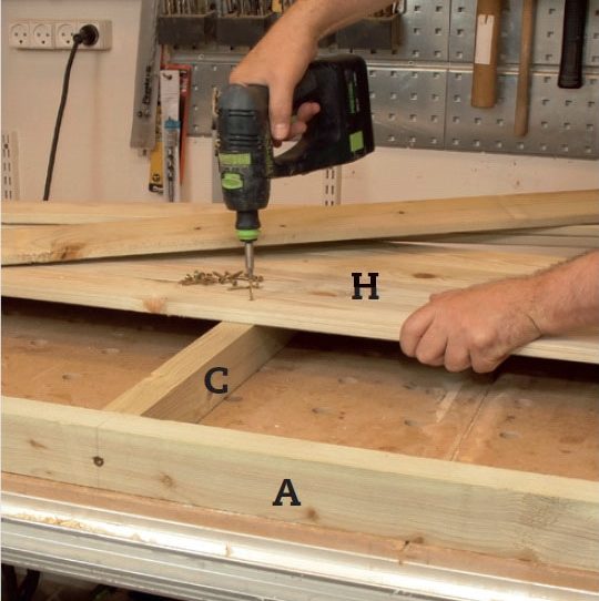 Hundehus isolert: Skru fast gulvbordene