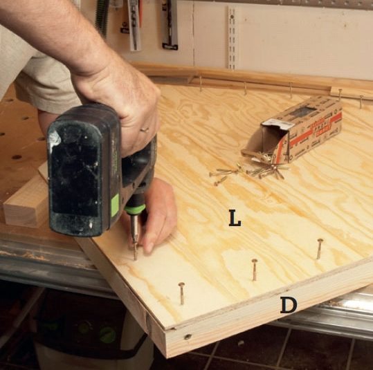 Hundehus isolert: Sett platene og fast på gavlrammene