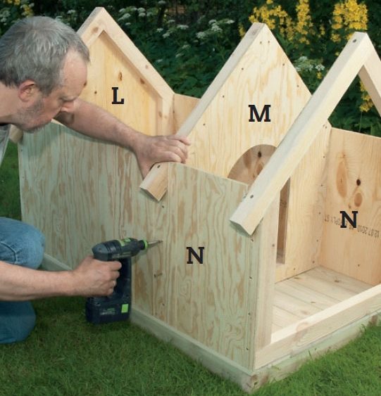 Hundehus isolert: Monter sidene til bunnrammen